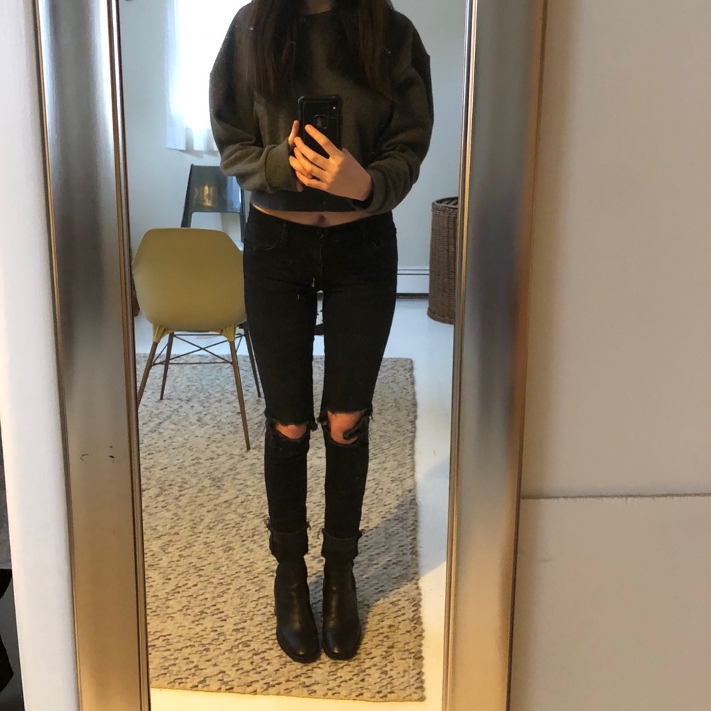 Distressed knee jeans